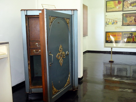 O museu tem uma variedade grande de objetos antigos, como este cofre